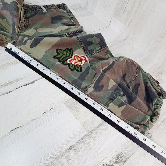VTG Y2K Guess Camo Cargo Capri Pants Womens Sz 29 Embroidered Flowers Military - Picture 16 of 16